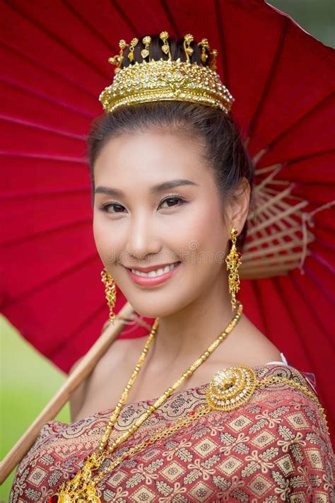 mooie thaise vrouwen|Stockfotos van Thaise vrouw